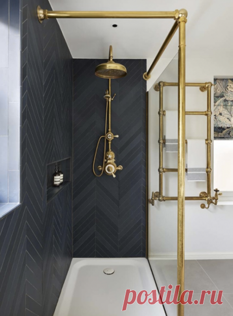 «Ёлочкой» можно уложить не только паркет! Посмотрите, как такая укладка плитки сочетается с медными деталями.