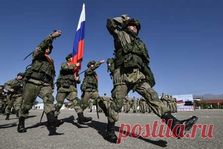 Правительство увеличило зарплаты военным и силовикам. С 1 октября вырастет заработная плата российских военнослужащих и сотрудников ряда силовых ведомств. Прирост составит 3,7 процента. Нововведение коснется военнослужащих, которые проходят службу по призыву и по контракту, росгвардейцев, полицейских, сотрудников ФСИН и ФССП, пожарных, таможенников и фельдъегерей.