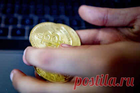 Назван срок превращения биткоина в основную валюту. Биткоин заменит обычные деньги к 2050 году, такой срок назвали 54 процента опрошенных экспертов исследования Finder.com. Они прогнозируют гипербиткоинизацию — тот момент, когда биткоин станет доминирующей формой денег в мире, превратившись в основную валюту. Это событие может произойти и раньше — к 2035 году.