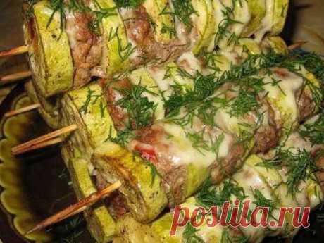 Кабанчики! Ну очень вкусно!
Это очень просто:
500-600 гр.фарша (свинина+говядина) посолить поперчить, добавить яйцо, столовую ложку аджики или том. пасты, луковицу, 3 дольки чеснока, хорошо вымесить.
Молодые кабачки помыть(кожицу не снимать, у старых наоборот снять), порезать кружочками, чуть присолить, посыпать перцем, добавить чуть соевого соуса.
Возьмите деревянные шпажки и поочередно нанизываете: кабачок- фарш-кабачок -фарш… с концов должен быть кабачок. На кусочки фо...