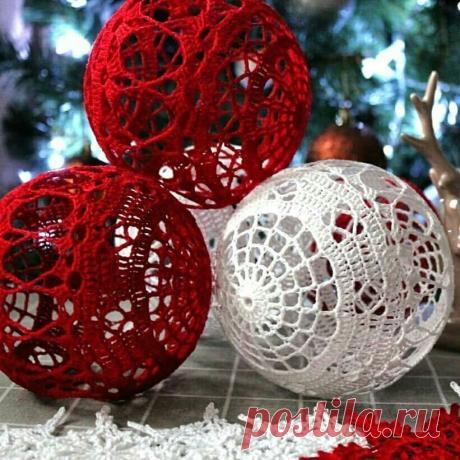 Вязаные шары на ёлку Вязаные шары на ёлкуОни должны быть хорошо накрахмалены, чтобы держать форму.