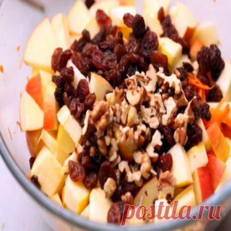 Салат из яблок с орехами | Друг пенсионера
Считается, что в яблоках содержится очень много железа, а потому их часто рекомендуют при анемии.