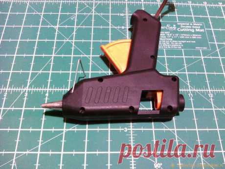 Как починить и переделать клеевой пистолет с 220 В на 12 В Термоклей уже довольно давно получил широкое распространение и стал почти незаменимым как среди самодельщиков и рукодельниц, так и в быту вообще. Он легко наносится на поверхности, обладает хорошей адгезией, бывает разных цветов, создает достаточно прочный клеевой шов. Однако большинство