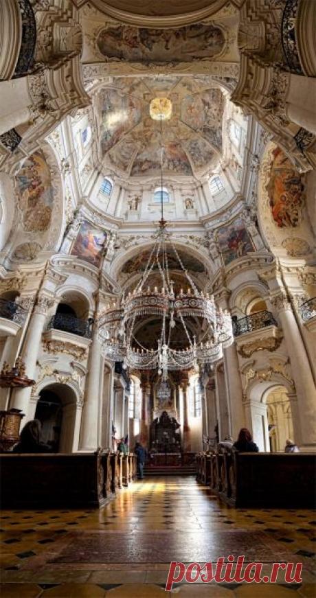 Saint Nicolas Church, #Prague by Robert Prucha https://praguetourguide.tumblr.com