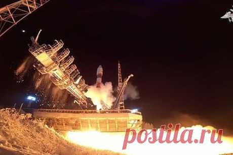 Появились кадры запуска ракеты с военным спутником с космодрома Плесецк. Старт ракеты-носителя среднего класса «Союз-2.1б» и вывод военного спутника на орбиту, произведенные воздушно-космическими силами (ВКС) России, прошли в штатном режиме. Об этом сообщили Минобороны России, в чьих интересах был запущен космический аппарат, процесс засняли на видео.