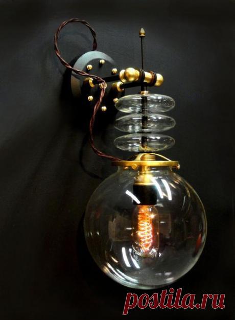 Арт Донован Тесла - настенный светильник.