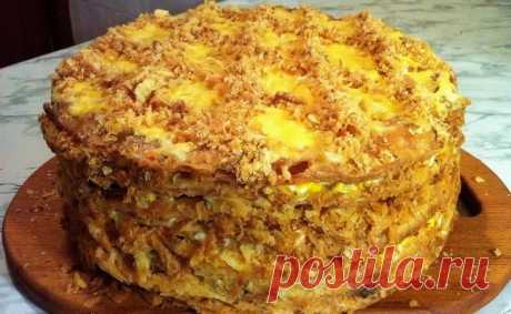 Закусочный Наполеон с курицей и грибами. Новогодний рецепт Эта закуска получается очень вкусной, оригинальной, в ней чудесное сочетание хрустящего слоеного теста, вареной курицы, вареных яиц и жареных грибочков с луком. Вкуснотище! Зaкусoчный тopт Нaпoлeoн,