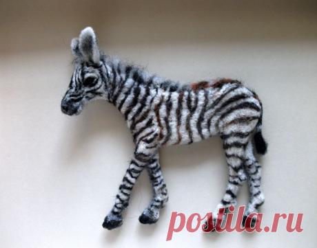 Декоративный элемент "Зебры" может быть использован , как нашивка-аппликация на карман, как декор кофты, свитера и др. , только подключите ваше творческое мышление и воображение. Размер : шир. 12,5 см, выс. 12см.