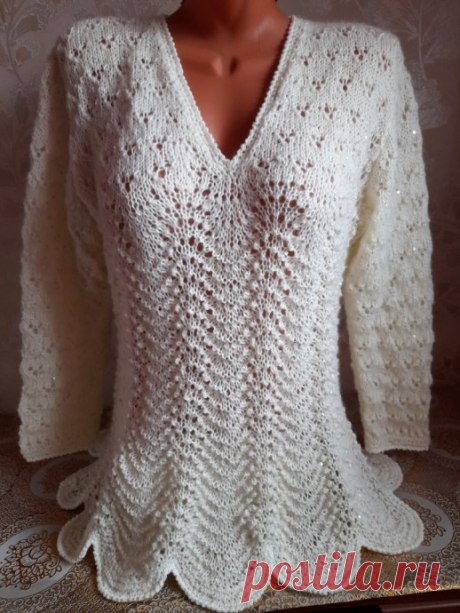 Ажурный джемпер "Жемчужина" спицами из пряжи Ализе ангора голд с пайетками. Вес — всего 230г на  50-й размер.
Ажуры несложные, но придают воздушность. Силуэт расклешенный за счет убавок в волнообразном узоре «павлинье перо».
Низ, рукава, вырез обработаны крючком пряжей Sal abiye.