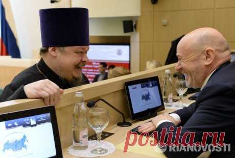 Чем дальше, тем больше медиа мне надоедают. (Всеволод Чаплин)