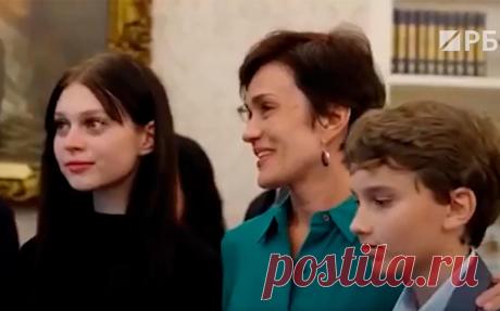 Кара-Мурза сказал Байдену и своей семье: «Был уверен, что умру в тюрьме». Политик, приговоренный к 25 годам колонии по делам о госизмене и фейках об армии, пообщался по телефону с семьей из самолета. Среди тех, кого затем встречали Байден и Харрис у трапа, его не было