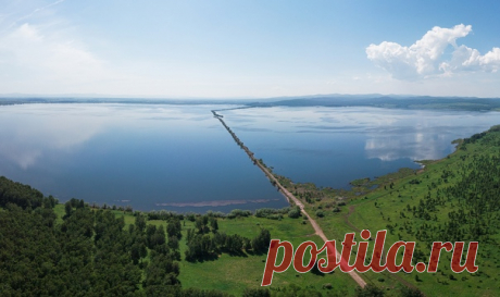 В партнерской номинации «Дороги России» нашего главного фотоконкурса можно найти совершенно удивительные пейзажи. Например, этот снимок дороги у Березовского водохранилища в Красноярском крае принадлежит участнику конкурса Руслану Олинчуку (nat-geo.ru/community/user/178670/). Покажите, по каким российским дорогам странствовали вы 👉🏻 bit.ly/DPR2021_contest