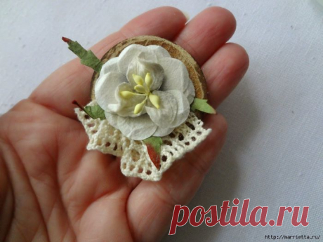 Винтажная брошь из деревянной пуговицы