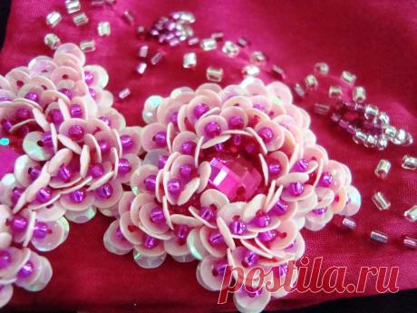 Прекрасные цветы, вышитые из пайеток и бисера | Рукоделие