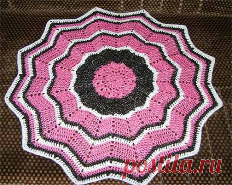 Яркий коврик из полиэтиленовых пакетов