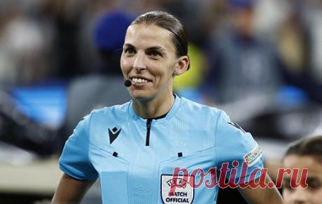 Матч чемпионата мира по футболу впервые в истории рассудит женщина. Француженка Стефани Фраппар назначена главным арбитром матча Германия - Коста-Рика