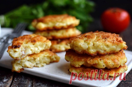 Рыбные котлеты из филе минтая Рецепт очень вкусных рыбных котлет из минтая. Готовятся котлеты из филе, которое можно купить уже в готовом виде или самостоятельно разделать несколько тушек минтая. В рецепте филе нарезается ножом на мелкие кубики, а не измельчается в однородную смесь. За счет этого, котлеты получаются очень сочные и мягкие. Также сочности котлетам придает репчатый лук, его важно нарезать очень мелко, чтобы он успел прожариться,и почти не чувствовался в итого...