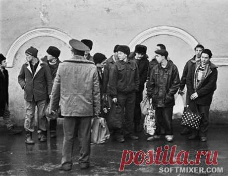 Как призывали в Советскую армию В октябре 1967 года был принят закон СССР "О всеобщей воинской обязанности". Закон определял, что "Защита отечества есть священный долг каждого гражданина СССР… Все мужчины — граждане СССР, независимо от расовой и национальной принадлежности, вероисповедания, образования, оседлости, социального и...