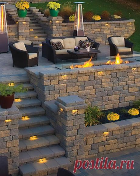 Переходное Патио в городе Долина - у костра в подпорной стены, темная плетеная мебель | Долина снабжения города