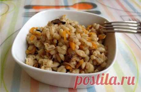 Перлушка (перловка с грибами, луком и морковью) Рецепт крайне простой и распространенный, но я как всегда лазила где-то по задворкам форума, выложила рецепт между делом кто-то спросил, потом еще кто-то спросил, и я уже искала до посинения, где писала. Потом ругали, ч