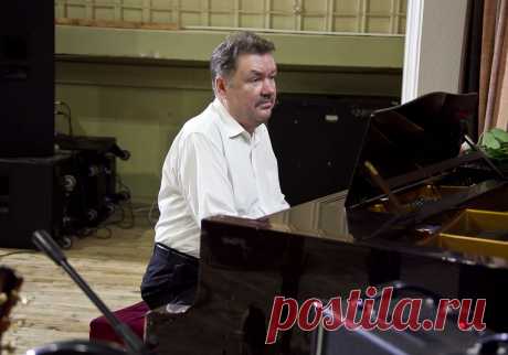 Эстрадное отделение в джазе (Магнитогорская консерватория). Пианисты. Играют Валерия Абраменко, Евгений Куликов, Артём Третьяков, Виталий Фараонов, Наталья Сальник и Юрий Кобзюк. Джазовый оркестр Магнитогорской консерватории (записи 1994-2016 гг.) Фильм Владимира Сидорова /2017 г./