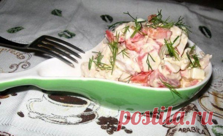 Салат "Коралл с крабовым мясом и курицей"
Ингредиенты:
- филе курицы
- 6-7 крабовых палочек (можно крабовое мясо )
- 2-3 яйца
- 1/2 большого красного болгарского перца
- помидор
- соль
- белый перец
- майонез