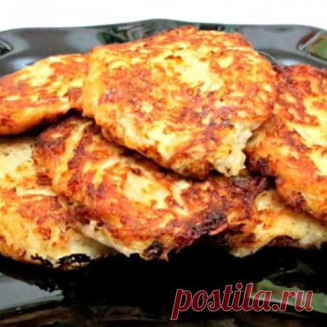 Картофельно-кабачковые драники
1 кабачок среднего размера
4–5 картофелин
100 г ветчины, вареной колбасы или вареной курицы
1–2 ст. л. муки
2 яйца
2 луковицы
По пучку укропа и петрушки
Соль и черный молотый перец, специи – все по вкусу
Растительное масло для жарки