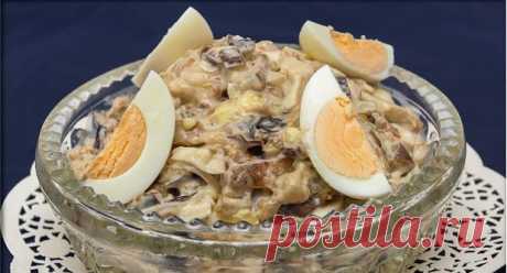 Мой самый любимый салатик этого сезона... За 5 минут тарелка пустая. Салат с жареными баклажанами — пикантный, сытный и простой как по приготовлению, так и по составу ингредиентов.
Какое-то время на приготовление потратить придется, но салат стоит потраченного времени, тем более, что и на праздничном столе салат из жареных баклажанов выглядит уместно и будет выгод