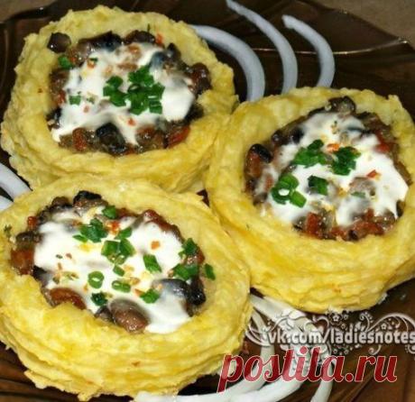 Картофельные гнезда с грибами, в чесночно-сметанном соусе