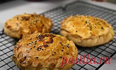 Делаем курник не большим, а сразу порционно. Удобно брать с собой и сок никогда не вытекает