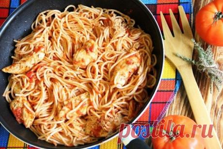 Куриная грудка с помидорами на сковороде Ингредиенты:
Грудка куриная — 400-500 гПомидоры — 400 г
Томатная паста — 3 ст. л. Спагетти — 1 упаковка Чеснок — 1-2 зубчика Оливковое или растительное масло — 2 ст. л.
Соль — по вкусу Французские травы — 1 ч....