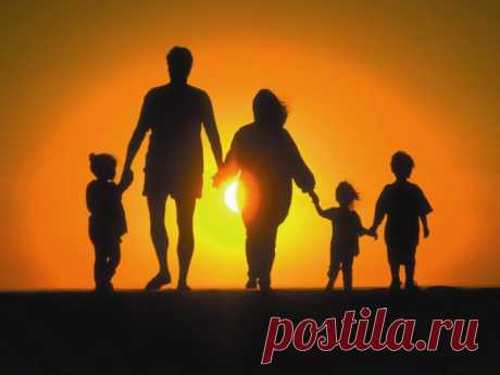 А, знаете, что главное на свете?
Две переправы жизненной реки…
Лишь только не болели б наши дети,
Да жили бы подольше старики.
Корысть на кон поставив и наживу,
Душе чулан убогий отвели.
Теряем святость, веру, мудрость, силу…
Точнее, потеряли, что могли.
А знаете, что главное на свете?
К чему любой однажды подойдёт?
Чтоб солнца луч встречал нас на рассвете,
И чтоб был тот, кто нас всегда поймёт.