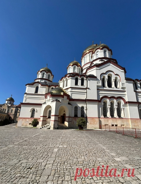 Мужской монастырь, расположенный у подножия Афонской горы в городе Новый Афон, в Абхазии. Основан в 1875 году монахами русского Пантелеимонова монастыря, что на Афоне, при участии российского императора Александра III.