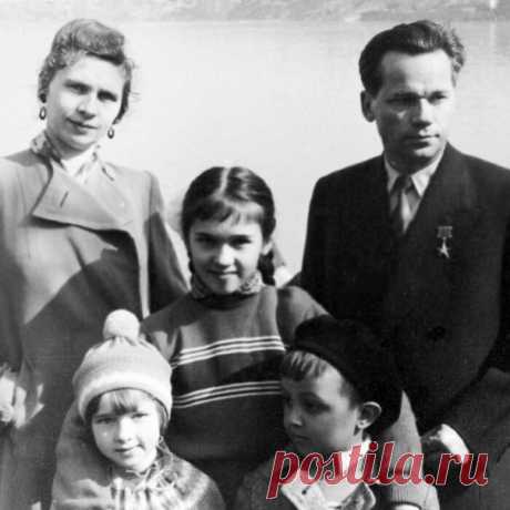 Когда в 1990-е годы Михаил Калашников стал впервые появляться на публике, люди просто не могли поверить в то, что он – настоящий. Многие даже пытались дотронуться до него в желании убедиться: он существует на самом деле! 25 лет конструктор трудился в обстановке строжайшей секретности, а о семье его, вполне естественно, не было никакой информации. Сам Михаил Тимофеевич говорил, что счастье всей жизни нашёл благодаря известному на весь мир АК.
https://kaleidoscopelive.ru/plan...
