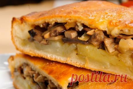 Пирог из песочного теста с грибами и картофелем.