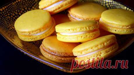 По - французски звучит макарон, а по английски - макарун (macaroon). Макаруны - это вкусные, нежные миндальные печенья с разнообразными прослойками из джема, заварного крема, или белого и тёмного шоколада, ягодного или шоколадного ганаша. Это запеченные кондитерские изделия, маленькие пирожные, похожие на безе, или печенья в зависимости от рецептуры их приготовления.
Прообразом французского макарона был "маленький сладкий пирог состоящий в основном из молотого миндаля"
