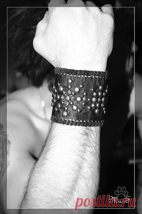 Браслетик. Материал - кожа натуральная (черная), металлическая фурнитура