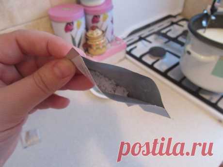 Как рассчитать необходимое количество закваски на небольшой объём молока ?
Например Вы купили закваску CHOOZIT ™ Eyes 2 LYO 2 D и хотите добавить ее, скажем на 15 литров молока.
В наименовании товара указано количество закваски в пакете: 2 D. Что это за величина? Не граммы, не чайные ложки! Как отмерить нужное количество?
Давайте разберемся.
У разных производителей количество закваски в пакете или флаконе указано по разному: это могут быть аббревиатуры D, DCU, UC, DOSES...