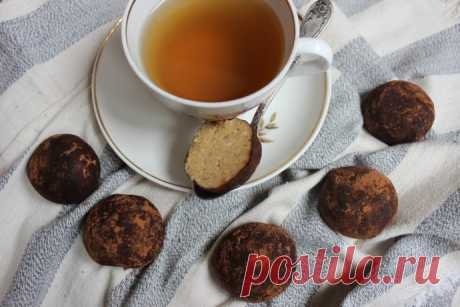 Пирожное «Картошка» из печенья Ингредиенты:Печенье — 300 гМасло сливочное — 90 г Сгущенное молоко — 3 ст. л. Грецкий орех — 30 г Какао-порошок — 20 гПриготовление:1. Печенье (без добавок, типа юбилейного) измельчить в крошку. 2. Орехи подсушить в духовке около 10 минут...