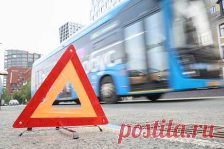 В России 17-летняя лицеистка пропустила остановку и выпрыгнула из автобуса