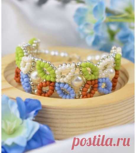 Ажурный браслет из бисера Ажурный браслет из бисераОсенние забавы у всех свои.У рукодельниц - это плести милые браслеты.