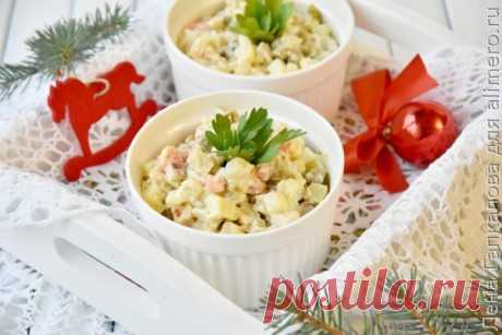 👌 Новогодний салат Оливье с кальмарами, рецепты с фото Безусловный атрибут новогоднего стола — это салаты. Традиционные салаты, которые мы готовим каждый год, «не осмеливаясь» нарушить традиции, и новые салаты, которыми мы хотим удивит...