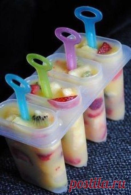 Домашнее мороженное
Ингредиенты:
Банан
клубника
киви
обезжиренный йогурт
Приготовление:
Фрукты режем, кладем в контейнер и заливаем обезжиренным йогуртом. Можно в стаканчики из-под йогурта залить. В морозильник на 2 -3 часика. Вкусное полезное мороженное готово!
•••подробнее