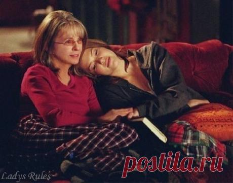 Как часто в жизни ошибаясь, теряем тех, кем дорожим.
Чужим понравиться стараясь, порой от ближнего бежим.
Возносим тех, кто нас не стоит, а самых верных предаем.
Кто нас так любит, обижаем, и сами извинений ждем.
Омар Хайям