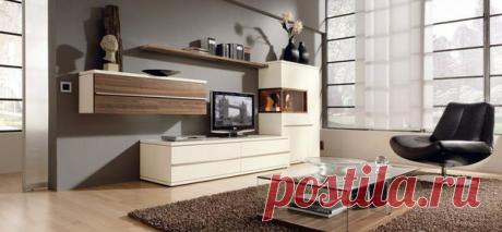 Светлая мебель и тёмные стены.