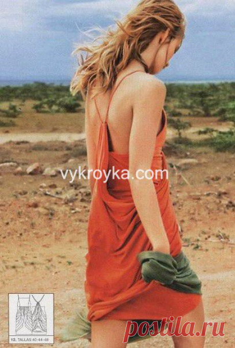 Летнее платье на тонких бретельках.