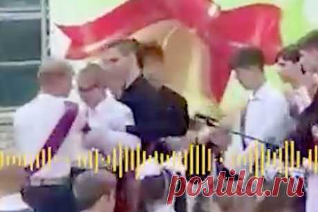 Российский подросток рассказал о спасении одноклассницы от школьника с ножом. В Волгоградской области выпускник, спасший школьницу во время нападения на нее 17-летнего одноклассника с ножом, рассказал, как ему удалось предотвратить трагедию. Юноша сообщил, что заподозрил неладное, когда увидел, что его малообщительный одноклассник обнимает девушку во время линейки.