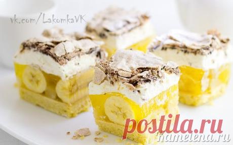 СЛИВОЧНО-ЖЕЛЕЙНЫЙ ТОРТ С БАНАНАМИ, АНАНАСАМИ И БЕЗЕ