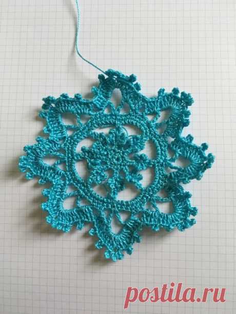 ГОЛУБАЯ СНЕЖИНКА КРЮЧКОМ
