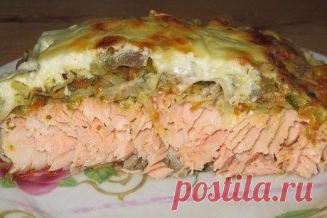 Рыбка в "шубе".
Рыбка в хрустящей картофельной корочке вполне может стать одним из наиболее любимых блюд в вашей семье. 
Для приготовления рыбы в картофельной корочке понадобится: 
филе рыбы - 6 шт.; 
картофель - 7-8 шт.; 
сыр - 70 г; 
яичный белок - 2 шт.; 
мука - 4-6 ст. л.; 
соль, перец, специи; 
масло для жарки.